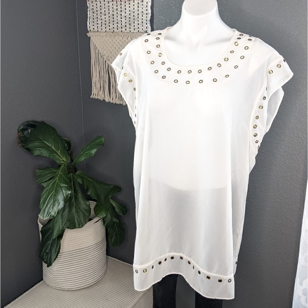 Long white tunic with Rivets